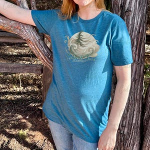 ライフスタイルTシャツモックアップ | Bella Canvas 3001 | ヘザーディープティール | リアルライト | 実写モデル | 自然写真 | AIなし | ライフスタイルナチュラル