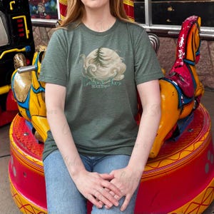 ストリートスタイルTシャツモックアップ | ヘザーフォレスト | 実モデル | ヴィンテージ | Bella Canvas 3001 | デジタルダウンロード | 都会のライフスタイル | AIなし