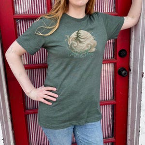 Bella Canvas 3001 モックアップ | Heather Forest Tシャツ | Urban Vintage 実寸大モデル モックアップ | AIなし | ライフスタイルイメージ | Vintage City Lifestyle