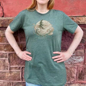 アーバンヴィンテージTシャツモックアップ | Bella Canvas 3001 Heather Forest | 自然光 | 実写モデル写真 | AIなし | 都会のライフスタイルイメージ | インスタント