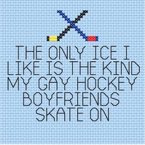 Op de afbeelding: Kruissteekkunst op lichtblauwe stof. Het ontwerp toont twee gekruiste hockeysticks boven de tekst: "THE ONLY ICE I LIKE IS THE KIND MY GAY HOCKEY BOYFRIENDS SKATE ON."