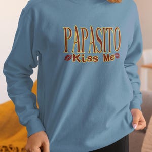 Papasito Kiss Me damessweater, trendy casual top, grappig Spaans liefdesshirt, latina cadeau, leuk grafisch shirt, uniek, gif, latijns jargon,