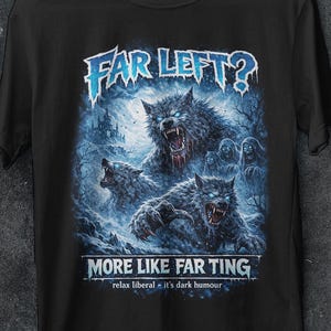 Könnte beinhalten: Schwarzes T-Shirt mit einer Grafik von heulenden Wölfen in einer blau-grauen Waldszene. Der Text "FAR LEFT?" steht über dem Bild, und "MORE LIKE FAR TING" darunter. Das T-Shirt hat einen Rundhalsausschnitt.