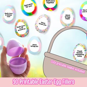 Può includere: Una collezione di colorati riempitivi per uova di Pasqua con messaggi ispiratori come "L'amore di Dio è sempre vicino" e "Gesù porta una nuova vita". Un uovo di plastica viola è aperto e include una grafica a cestino. Il testo "30 Printable Easter Egg Fillers" è in basso.