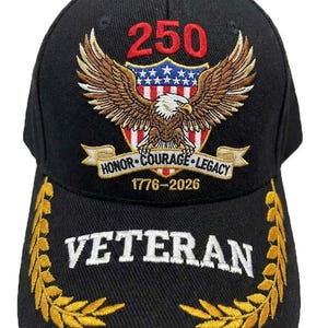 Puede incluir: Gorra de béisbol negra con diseño bordado. Presenta un "250" rojo sobre un emblema de águila con una pancarta "Honor Courage Legacy". La palabra "VETERAN" está bordada en blanco con hojas de laurel doradas.