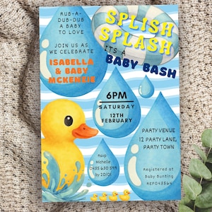 Puede incluir: Una invitación a un baby shower con un diseño de acuarela. La invitación presenta un patito de goma amarillo, gotas de agua azules y el texto "Splish Splash It's a Baby Bash". La invitación incluye la fecha, hora y lugar.