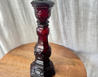 Candelabro vintage Avon anni '70, 21,5 cm, rosso rubino, collezione Cape Cod 1876, vetro gotico