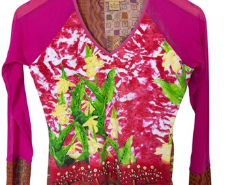 Blusa feminina vintage tamanho pequeno estilo anos 90, patchwork floral com miçangas e mangas compridas em tule rosa multicolorido.