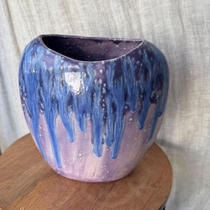Vaso in ceramica vintage firmato, stile studio, con smalto a goccia, viola e blu, galassia cosmica, anni '90, 20 cm.
