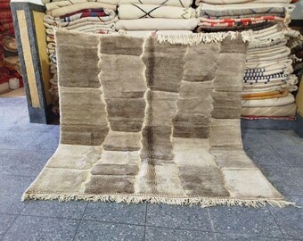 Handmade Beni Mrirt Wool Rug: Neutral Geometric Moroccan Design