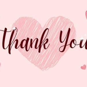 Puede incluir: Un fondo rosa con un gran coraz&oacute;n rosa texturizado en el centro. Las palabras "Thank You" est&aacute;n escritas en un color rojo oscuro, con una fuente cursiva. Peque&ntilde;os corazones rosas y brillos dispersos.