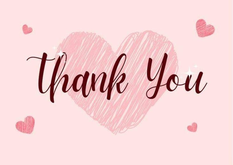 Puede incluir: Un fondo rosa con un gran coraz&oacute;n rosa texturizado en el centro. Las palabras "Thank You" est&aacute;n escritas en un color rojo oscuro, con una fuente cursiva. Peque&ntilde;os corazones rosas y brillos dispersos.
