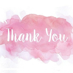 Puede incluir: Un dise&ntilde;o de acuarela con un fondo rosa y melocot&oacute;n. Las palabras "Thank You" est&aacute;n escritas en escritura blanca en el centro de la imagen. El fondo tiene una apariencia suave y difuminada.