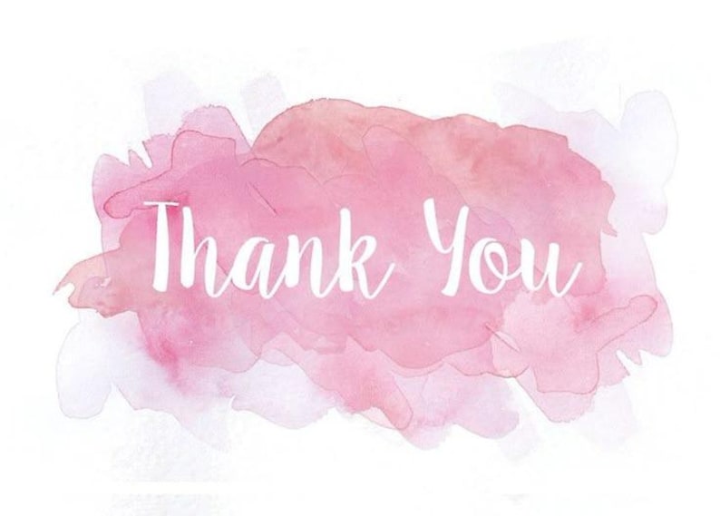 Puede incluir: Un dise&ntilde;o de acuarela con un fondo rosa y melocot&oacute;n. Las palabras "Thank You" est&aacute;n escritas en escritura blanca en el centro de la imagen. El fondo tiene una apariencia suave y difuminada.