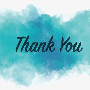Puede incluir: Gr&aacute;fico digital con las palabras "Thank You" en una fuente oscura. El texto est&aacute; sobre un fondo de estilo acuarela de tonos mezclados de azul y turquesa, con un borde blanco.