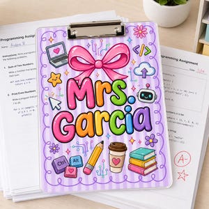Könnte beinhalten: Ein Klemmbrett mit hellviolett gestreiftem Hintergrund, einer großen rosa Schleife oben und dem Text Mrs. Garcia in bunten Buchstaben. Die Grafiken zeigen einen Laptop, Programmiersymbole, einen Roboter, einen Bleistift, einen Kaffeebecher und Bücher.