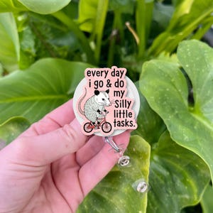 Badgehaspel grappig opossum, ID-houder voor domme kleine taken, badge schattige dieren werk, clip opossum, cadeau verpleegkundige, eigenzinnig kantooraccessoire