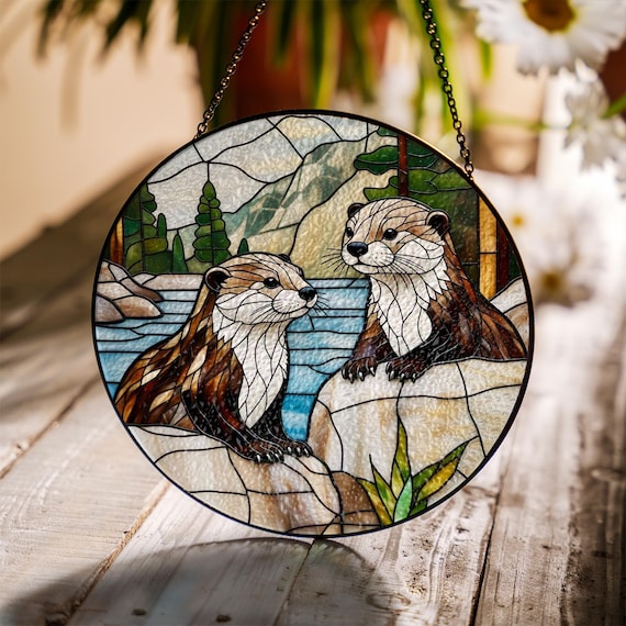 カワウソのステンドグラスサンキャッチャー：森の野生動物の窓飾り