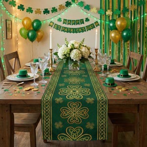 Puede incluir: Una mesa decorada para el Día de San Patricio. La mesa de madera está adornada con un camino de mesa verde con diseños de tréboles dorados. Sombreros verdes, monedas de oro y globos verdes y dorados están dispuestos, con una pancarta que dice "Happy St. Patrick's Day".