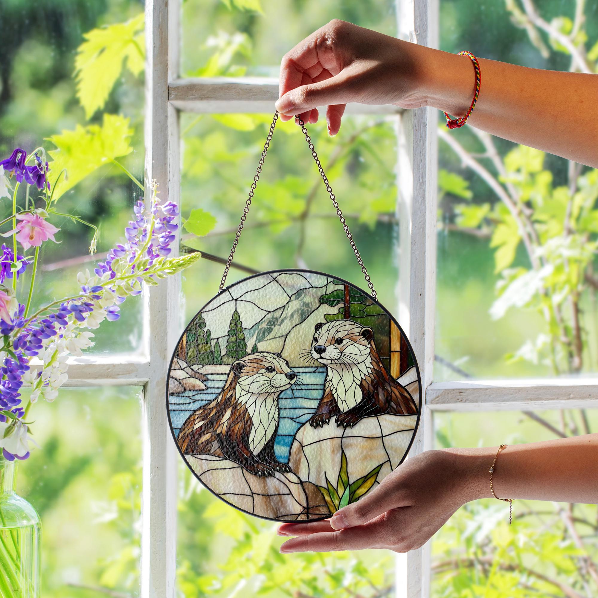 カワウソのステンドグラスサンキャッチャー：森の野生動物の窓飾り