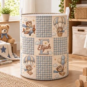 Cesta de ropa personalizada: Cesta de almacenamiento infantil de tela patchwork con diseño de osito de peluche y aviación, color azul.