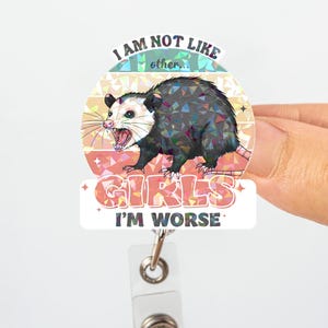 Bobine drôle d'insigne d'opossum « Je ne suis pas comme les autres filles, je suis pire », porte-carte d'identité rétractable holographique sarcastique, cadeau d'infirmière enseignante