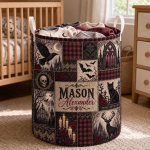 Panier matelassé personnalisé : rangement gothique pour chambre d'enfant avec imprimé patchwork corbeau et vichy bordeaux