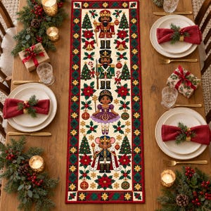 Könnte beinhalten: Ein rechteckiger Tischläufer mit einem cremefarbenen Mittelteil, der mit Nussknackern, einer Ballerina und einem Mäusekönig sowie Weihnachtsbäumen, Weihnachtssternen und Christbaumkugeln bedruckt ist, umrahmt von einer rot-grünen Karoborte.