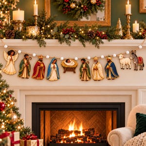 Puede incluir: Una guirnalda navideña de nacimiento con figuras recortadas que incluyen un ángel, pastores, los tres reyes magos, María, José, el niño Jesús en un pesebre, un cordero y un burro, unidos por un cordel con pompones blancos.