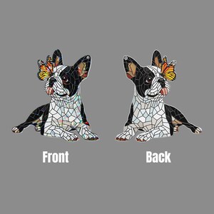 Peut inclure: Deux vues d'une d&eacute;coration en forme de bouledogue fran&ccedil;ais avec un motif mosa&iuml;que noir et blanc. Le chien porte un papillon monarque sur l'oreille. La vue de face pr&eacute;sente une finition iris&eacute;e r&eacute;fl&eacute;chissante, la vue arri&egrave;re une finition mate. Texte Front et Back.