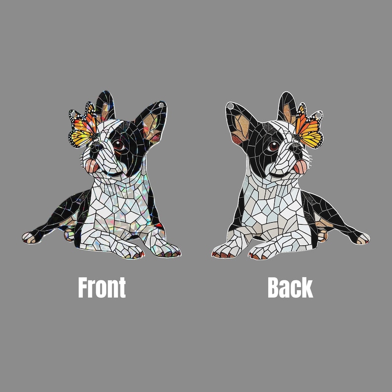 Peut inclure: Deux vues d'une d&eacute;coration en forme de bouledogue fran&ccedil;ais avec un motif mosa&iuml;que noir et blanc. Le chien porte un papillon monarque sur l'oreille. La vue de face pr&eacute;sente une finition iris&eacute;e r&eacute;fl&eacute;chissante, la vue arri&egrave;re une finition mate. Texte Front et Back.