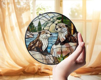 カワウソのステンドグラスサンキャッチャー：森の野生動物の窓飾り