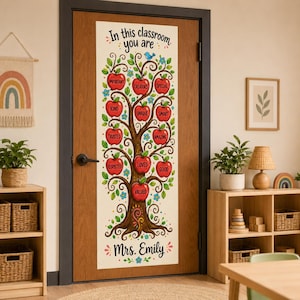 Könnte beinhalten: Ein vertikales Türbanner mit einer Baumillustration und roten Äpfeln, die mit Wörtern wie Important, Creators, Special, Kind, Unique, Smart, Trusted, Amazing, Respected, Loved, Good und Valued beschriftet sind, sowie dem Text In this classroom you are und Mrs. Emily.