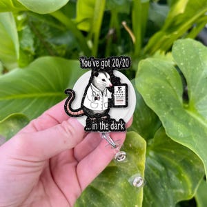 Bobine d'insigne possum amusante, support pour carte d'identité 20/20 dans l'obscurité, clip pour insigne d'optométrie jeu de mots, cadeau d'ophtalmologiste, accessoire de travail animal mignon