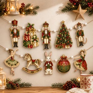 Könnte beinhalten: Eine Weihnachtsgirlande mit zwei Reihen hängender Holzornamente, darunter Nussknacker, ein Stapel Geschenke, ein geschmückter Baum, eine Maus, eine Ballerina, ein Schaukelpferd, ein Hase und eine rot-grüne Kugel an einer weißen Perlenschnur.