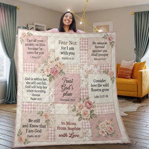 Manta personalizada con edredón, versículos cristianos y diseño floral tipo patchwork. Texto personalizado con nombre.