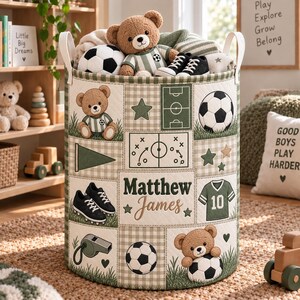 Cesto de ropa personalizado: cesto de almacenamiento para habitación infantil con diseño de retazos de tela y osito de peluche de fútbol, ​​color verde.