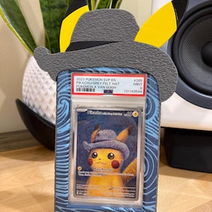 ピカチュウのグレーのフェルト帽をかぶったカスタムポケモンカード