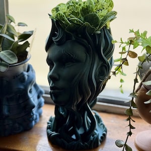 Mystischer Dryad Heiliger Frauenkopf-Übertopf, 3D gedruckter Fantasy-Gesichtstopf, einzigartiger mythischer Pflanzenhalter für Innendekor oder Geschenke