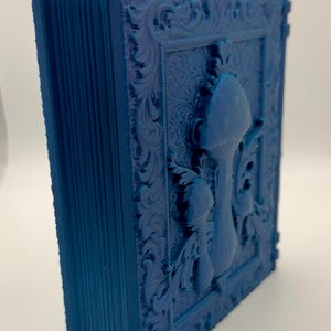 Tomo per conservare dadi e carte della Foresta dei Funghi Blu / Scatola per libri di incantesimi fantasy per TTRPG, MTG e DnD / Accessorio regalo per il gioco base delle fate