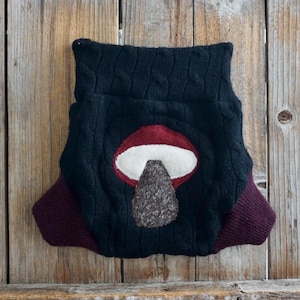 Cubrepañal de cachemira reciclada: aplique de hongo burdeos negro, tamaño mediano (6-12 meses)