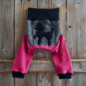 Cubrebocas de cachemira reciclado, color negro, gris y rosa con aplique de caniche, talla MEDIANA (6-12 meses).