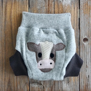 Cubierta absorbente para pañales de cachemira reciclada: Gris claro/marrón con aplique de vaca, TALLA MEDIANA (6-12 meses)
