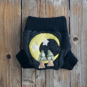 Cubrepañal de cachemira reciclada: negro y gris con aplique de luna, talla recién nacido (0-3 meses)