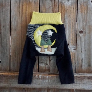 Cubrepañal de cachemira reciclada: aplique de luna y árboles, talla recién nacido (0-3 meses)