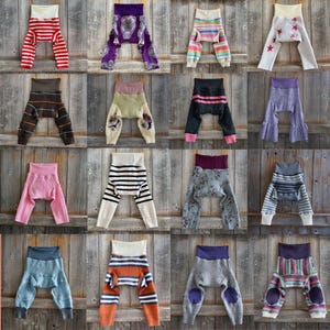 Puede incluir: Una colección de 16 pares de polainas de bebé de punto de colores con varios patrones y diseños. Las polainas están hechas de un material suave y cómodo, perfectas para mantener a los bebés calientes y acogedores.