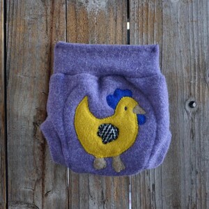 Cubierta absorbente para pañales de cachemira reciclada, color lavanda con aplique de gallina, para recién nacidos (0-3 meses).