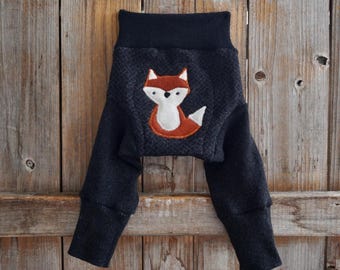 Pokrowiec na długie śpioszki dla niemowląt z kaszmiru i wełny merynosów z recyklingu: aplikacja z czarnego lisa w kolorze szarym, rozmiar średni (6-12 miesięcy)