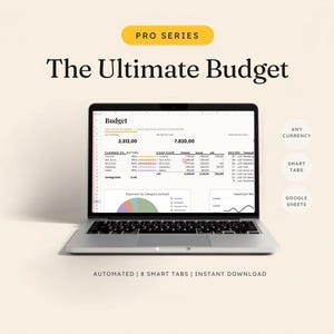 Könnte beinhalten: Ein silberner Laptop mit einer digitalen Budget-Tabelle namens The Ultimate Budget. Der Bildschirm zeigt Finanzdaten, Diagramme und Tabellen. Der Text auf dem Bild umfasst PRO SERIES, ANY CURRENCY, SMART TABS, GOOGLE SHEETS und AUTOMATED.