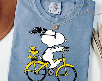 Chemise pour chien Cartoon Summer Vibes, chemises Charlie Brown Peanuts, T-shirt de vélo, Comfort Color®, vêtements pour amoureux des chiens, T-shirt amusant cadeau pour lui
